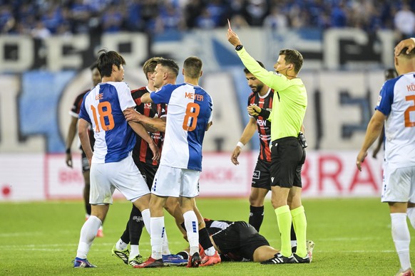 Schiedsrichter Urs Schnyder zieht die Rote Karte gegen Lee Young-Jun (GC), links, beim Super League/Challenge League Barrage Rueckspiel zwischen dem Grasshopper Club Zuerich und dem FC Aarau, am Donne ...