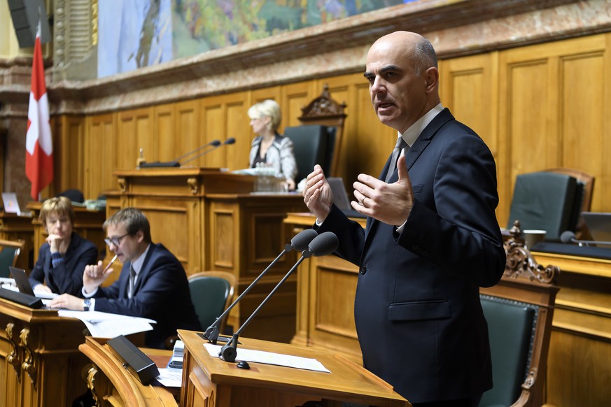 Bundesrat Alain Berset, rechts, spricht an der Seite von Nationalratspraesidentin Isabelle Moret, FDP-VD, zweite-rechts, Philippe Nantermod, FDP-VS, zweite-links, und Ruth Humbel, CVP-AG, links, waehr ...