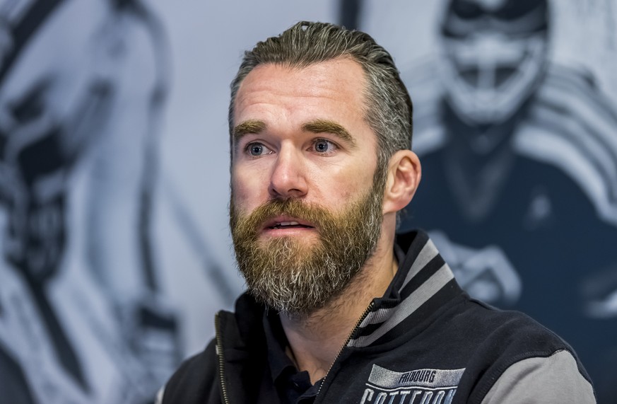 Sportchef Christian Dube spricht an einer Medienkonferenz des HC Fribourg-Gotteron, in Fribourg, am Freitag, 28. April 2017. (KEYSTONE/Thomas Hodel)