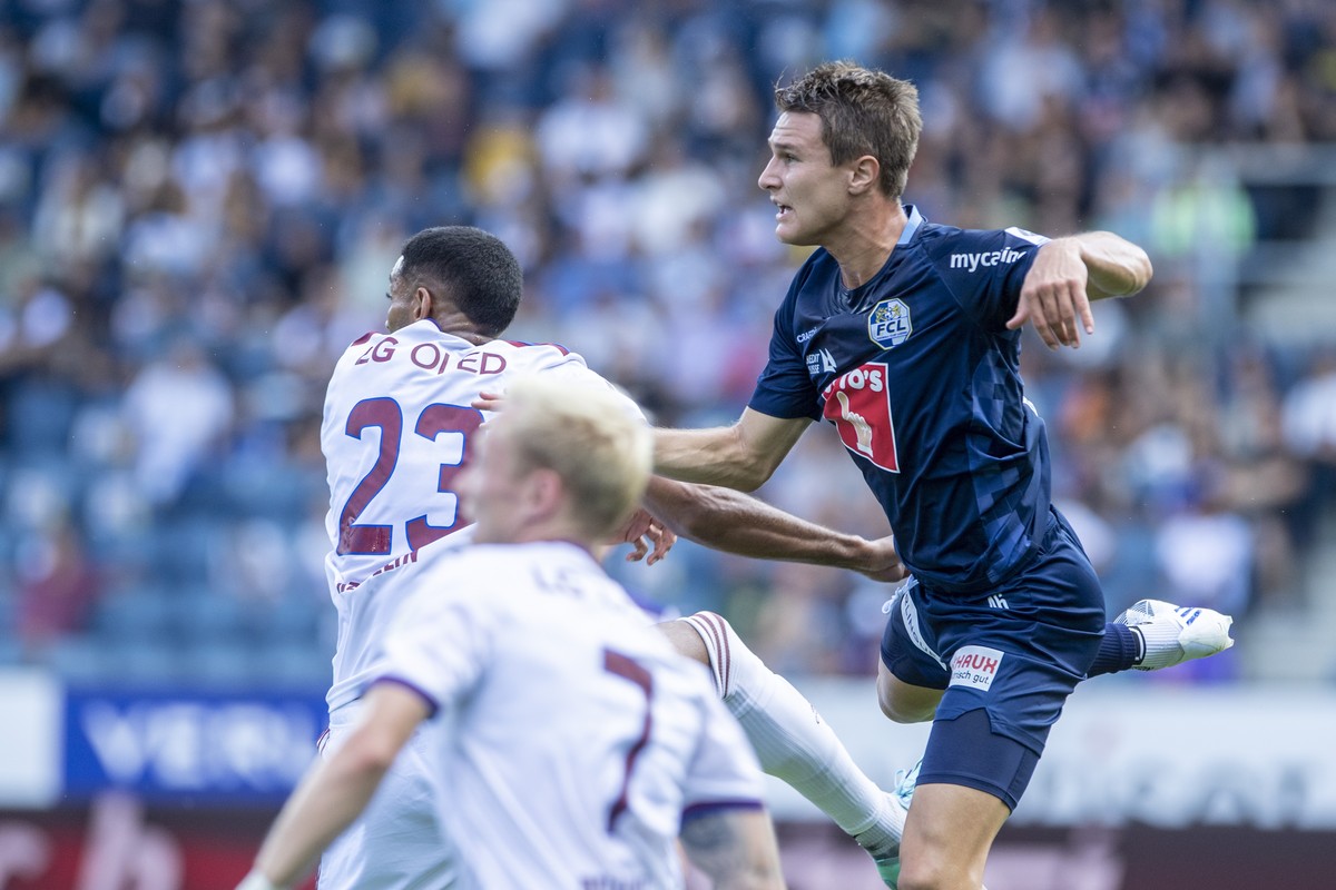 Marco Burch, rechts, von Luzern im Spiel gegen Ronny Rodelin, links, von Servette beim Super League Meisterschaftsspiel zwischen dem FC Luzern und dem FC Servette Genf vom Sonntag, 4. September 2022 i ...