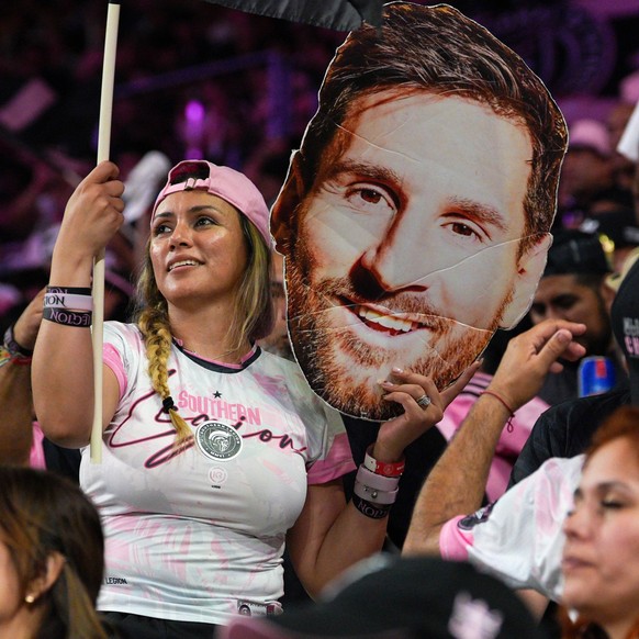 Inter Miami fans cheer during an MLS, Fussball Herren, USA match between Inter Miami and Austin FC at Nu Stadium in Miami, Florida, USA, 04 April 2026. MLS: Inter Miami - Austin ACHTUNG: NUR REDAKTION ...