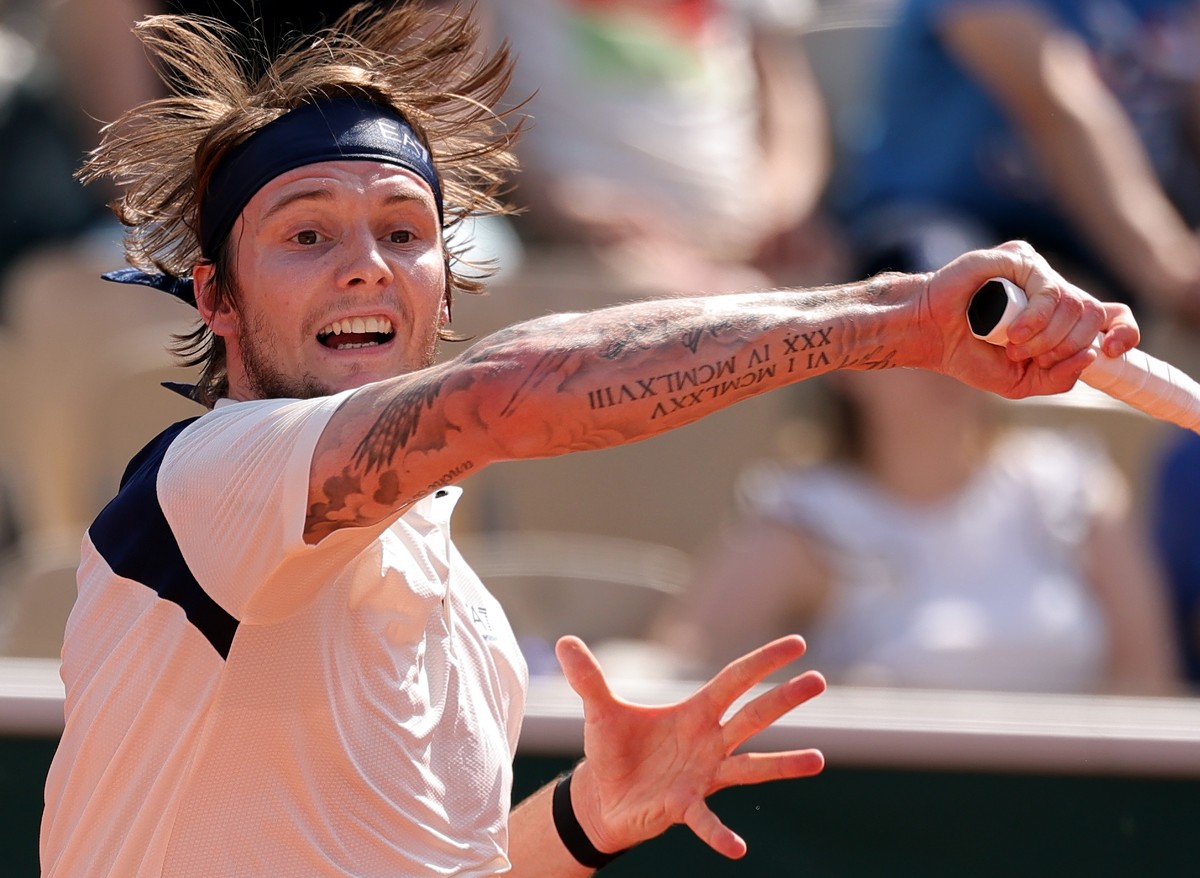 epa12147214 Alexander Bublik of Kazakhstan in action during his Men's 3rd round match against Henrique Rocha of Portugal at the French Open Grand Slam tennis tournament at Roland Garros in Paris, ...