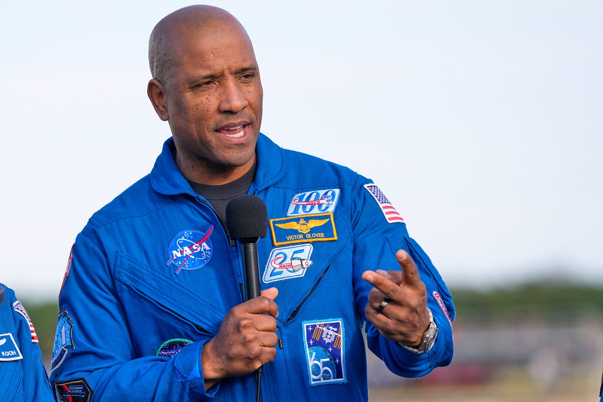Victor Glover, pilot of NASA's new moon rocket, Artemis II, answers questions during a news conference at the Kennedy Space Center, Saturday, Jan. 17, 2026, in Cape Canaveral, Fla. (AP Photo/John ...