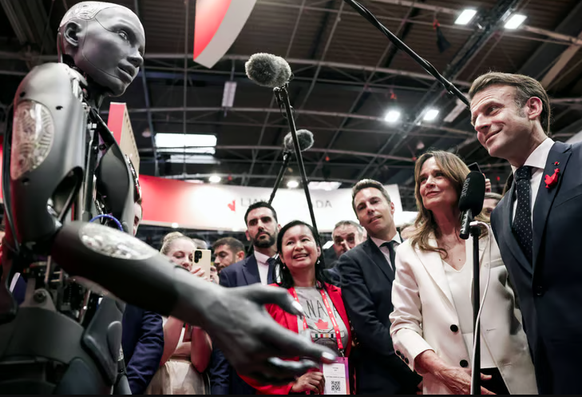 Roboter mit französischer KI? Frankreichs Präsident Emmanuel Macron an einer Technologiemesse in Paris (11. Juni 2025).