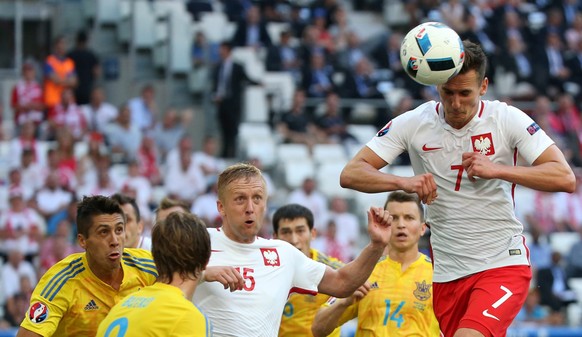 epa05381921 Arkadiusz Milik of Poland (R) in action during the UEFA EURO 2016 group C preliminary round match between Ukraine and Poland at Stade Velodrome in Marseille, France, 21 June 2016.

(REST ...