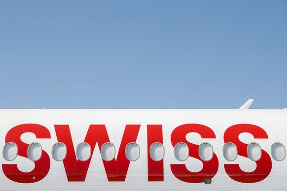 ARCHIVBILD ZUM IMPFOBLIGATORIUM BEI BESATZUNGEN BEI SWISS --- coVIDE Photo Set - A &quot;Swiss&quot; airline airplane with vlosded windows is pictured at the Geneva airport in Geneva, Switzerland, Wed ...