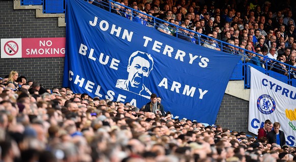 Die Chelsea-Fans sitzen brav in Reih und Glied.