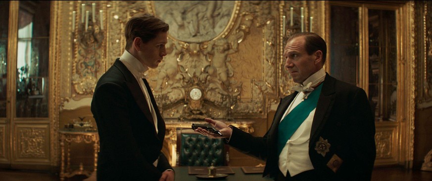 (L-R) Harris Dickinson as Conrad and Ralph Fiennes as Oxford in 20th Century Studios&#039; THE KING&#039;S MAN. Photo Credit: Courtesy of 20th Century Studios. © 2020 Twentieth Century Fox Film Corpor ...