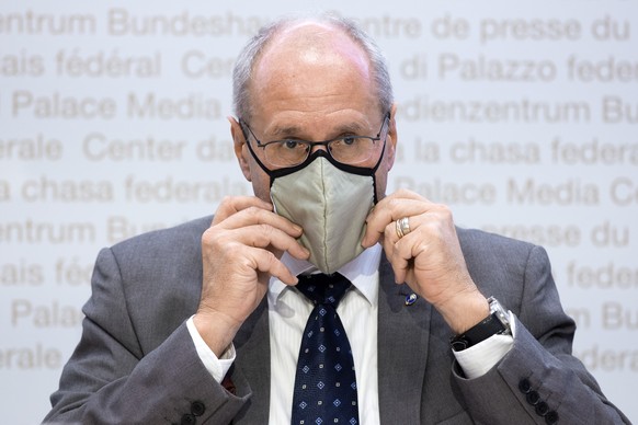 Andreas Stettbacher, Delegierter des Bundesrates fuer den koordinierten Sanitaetsdienst KSD, nimmt seine Maske ab, waehrend einer Medienkonferenz zur aktuellen Situation des Coronavirus, am Dienstag,  ...
