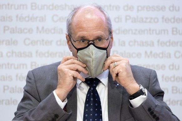 Andreas Stettbacher, Delegierter des Bundesrates fuer den koordinierten Sanitaetsdienst KSD, nimmt seine Maske ab, waehrend einer Medienkonferenz zur aktuellen Situation des Coronavirus, am Dienstag, ...