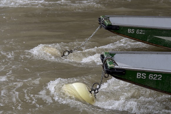 Bojen im Rhein in Basel am Montag, 22. Januar 2018. (KEYSTONE/Georgios Kefalas)