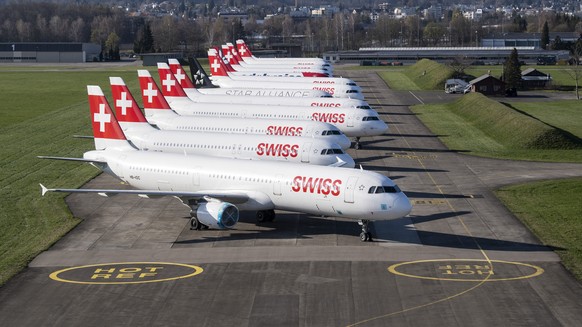 ARCHIVBILD ZUR MELDUNG, DASS DER BUNDESRAT SCHWEIZER AIRLINES MIT 1,3 MILLIARDEN FRANKEN HELFEN WILL - Parked planes of the airline Swiss at the airport in Duebendorf, Switzerland on Monday, 23 March  ...