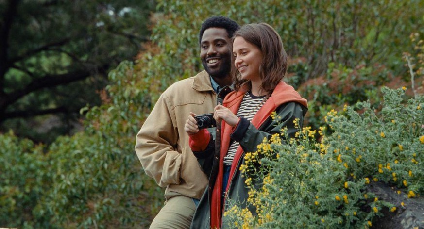 BECKETT (2021) John David Washington as Beckett and Alicia Vikander as April. Cr: NETFLIX