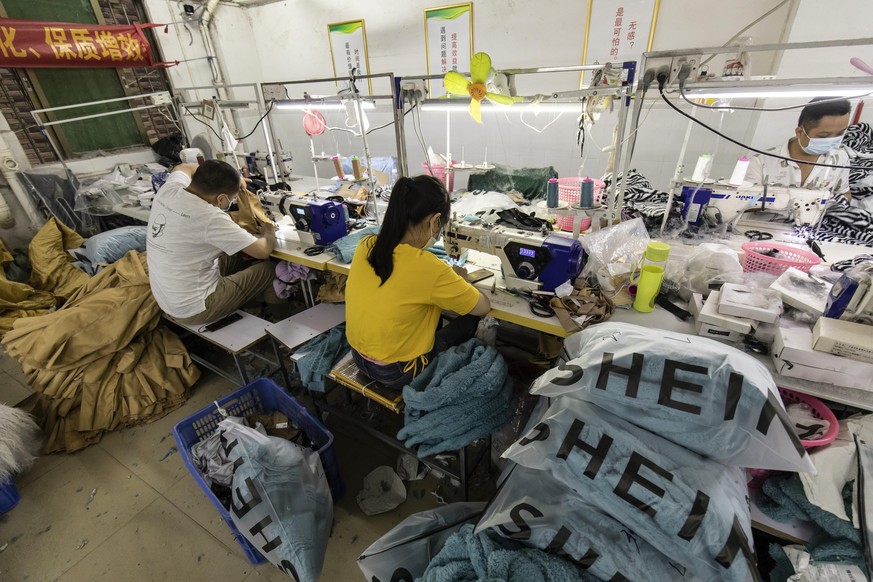 75 Stunden in der Woche arbeiten chinesische Näherinnen und Näher für Shein. Einen Tag pro Monat haben sie frei. 