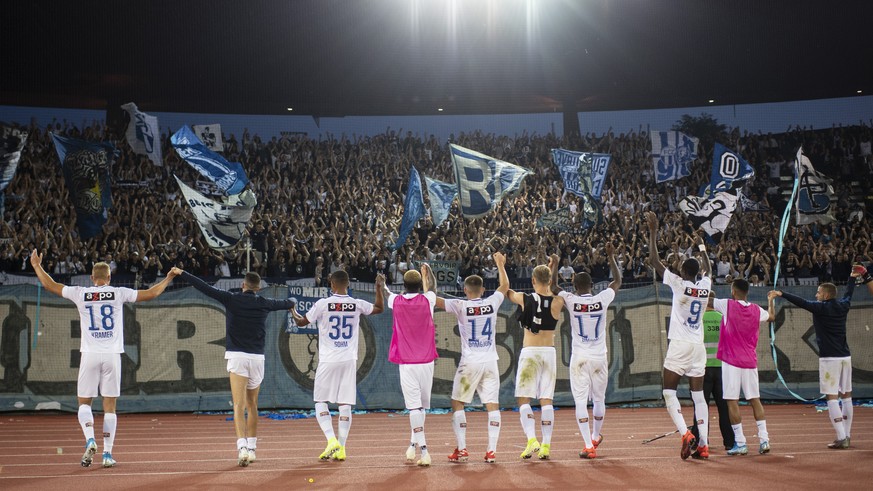 Die Zuercher jubeln vor der Suedkurve im Fussball Meisterschaftsspiel der Super League zwischen dem FC Zuerich und dem FC St. Gallen im Letzigrund, am Mittwoch, 14. August 2019 in Zuerich. (KEYSTONE/E ...