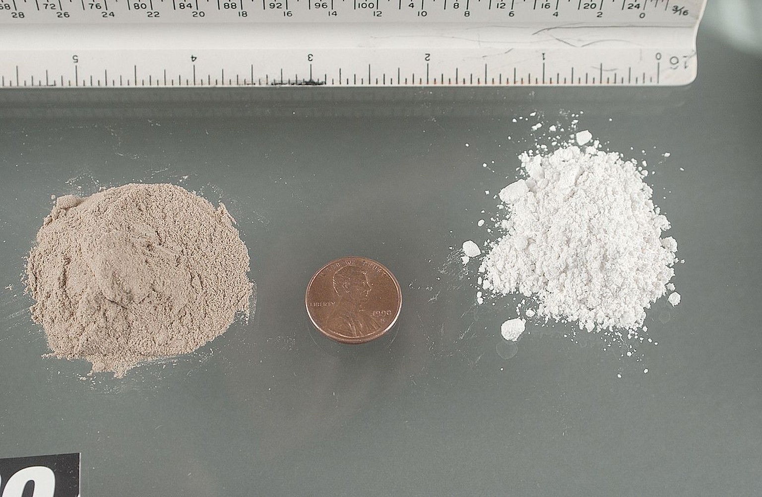 Braunes und weisses Heroin.
https://de.wikipedia.org/wiki/Heroin#/media/Datei:Heroin_asian.jpg