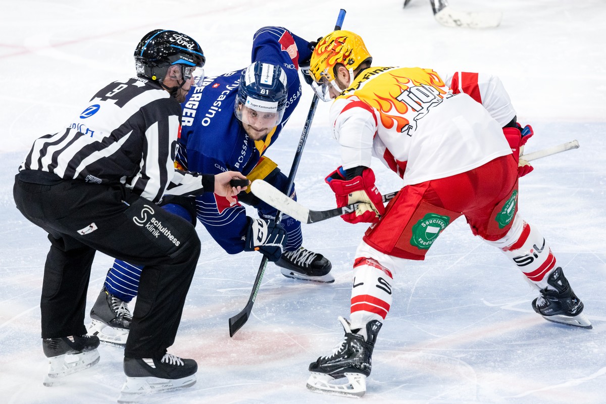 Zugs Sven Leuenberger, Mitte, gegen Lausannes PostFinance Top Scorer Jason Fuchs, rechts, im Eishockey Qualifikationsspiel der National League zwischen dem EV Zug und Lausanne HC am Samstag, 19. Novem ...