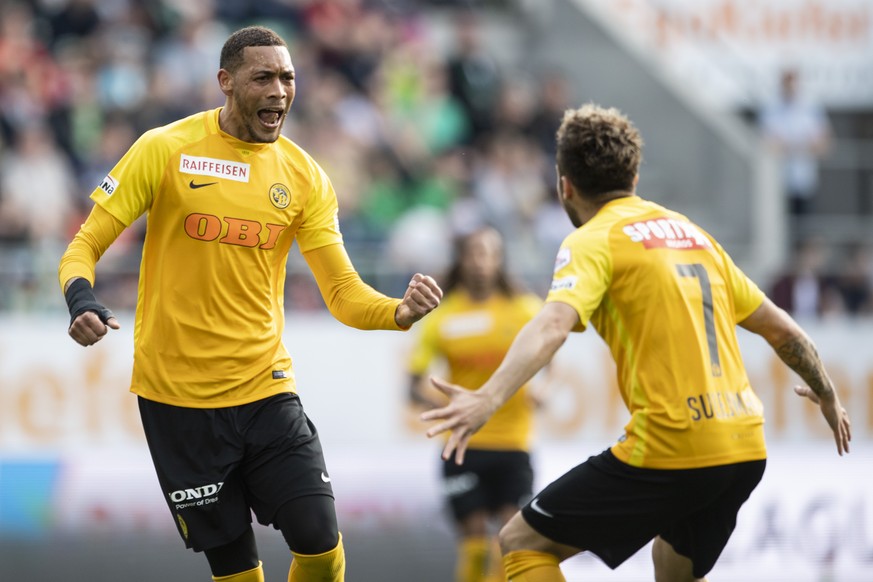 Berner Guillaume Hoarau, links, jubelt nach seinem 3:2 Tor mit Miralem Sulejmani, rechts, beim Fussball Super-League Spiel zwischen dem FC St. Gallen und den BSC Young Boys aufgenommen am Sonntag, 8.  ...