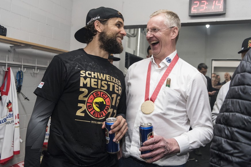 Der Berner Thomas Ruefenacht, links, feiert in der Garderobe mit SC Bern Cheftrainer Kari Jalonen als Eishockey Schweizermeister nach dem sechsten Eishockey Playoff-Finalspiel der National League A zw ...