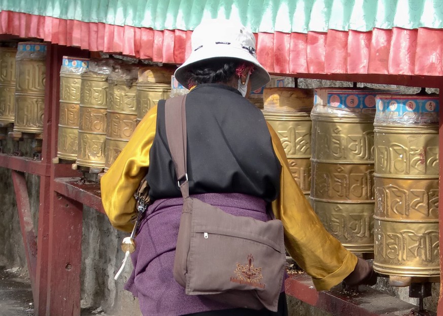 Klaus Zaugg Reise, Tibet: Gebetsmühlen: Das Drehen der Gebetsmühlen mehrt nach buddhistischer Überzeugung das gute Karma und hilft, Wünsche zu erfüllen und Leid zu lindern: Es ist die Wirkung des gesp ...