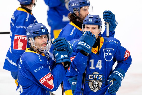Livio Stadler (EVZ), rechts, und Raphael Diaz (EVZ), links, sind enttaeuscht nach dem Spiel der Eishockey National League zwischen dem EV Zug, EVZ, und Fribourg-Gotteron, HCFG, am Dienstag, 24. Februa ...