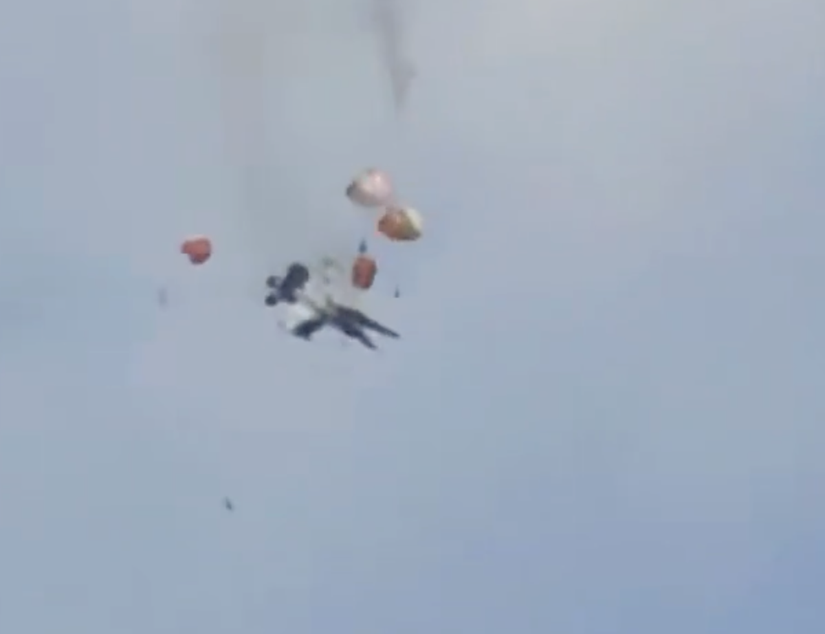 Deux avions militaires sont entrés en collision dimanche lors d'un salon aérien dans le nord-ouest des Etats-Unis, mais sans faire de victimes, selon des images spectaculaires diffusées par des m ...