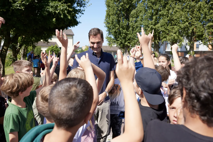 Roger Federer bei der feierlichen Eröffnung eines neuen Pausen- und Spielplatzes in der er Schule Emmen Dorf.