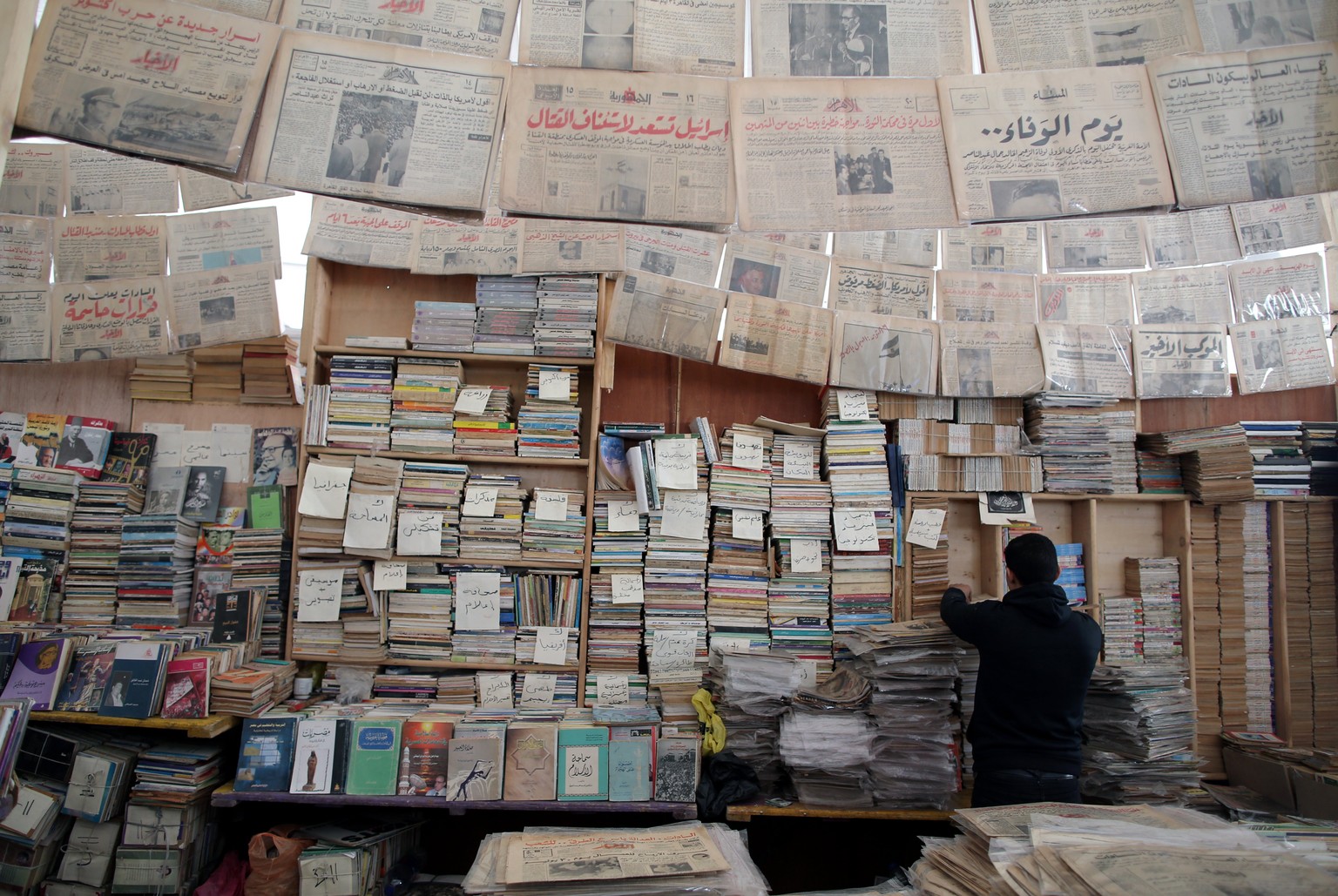 epa05912077 (FILE) Egyptians browse books at al-Azbakya market, a used books market, part of the 48th Cairo International Book Fair, at Nasr City district, Cairo, Egypt, 26 January 2017. The World Boo ...