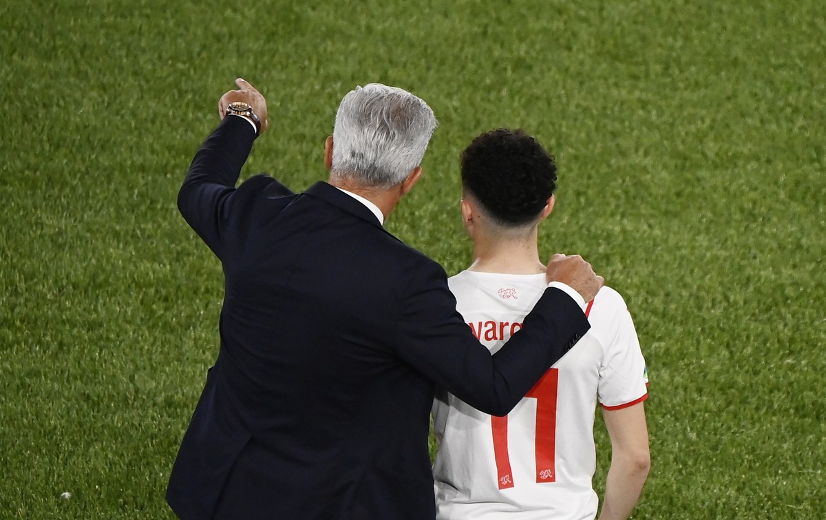 epa09278243 Switzerland's head coach Vladimir Petkovic (L) gives instructions to his player Ruben Vargas during the UEFA EURO 2020 group A preliminary round soccer match between Italy and Switzer ...