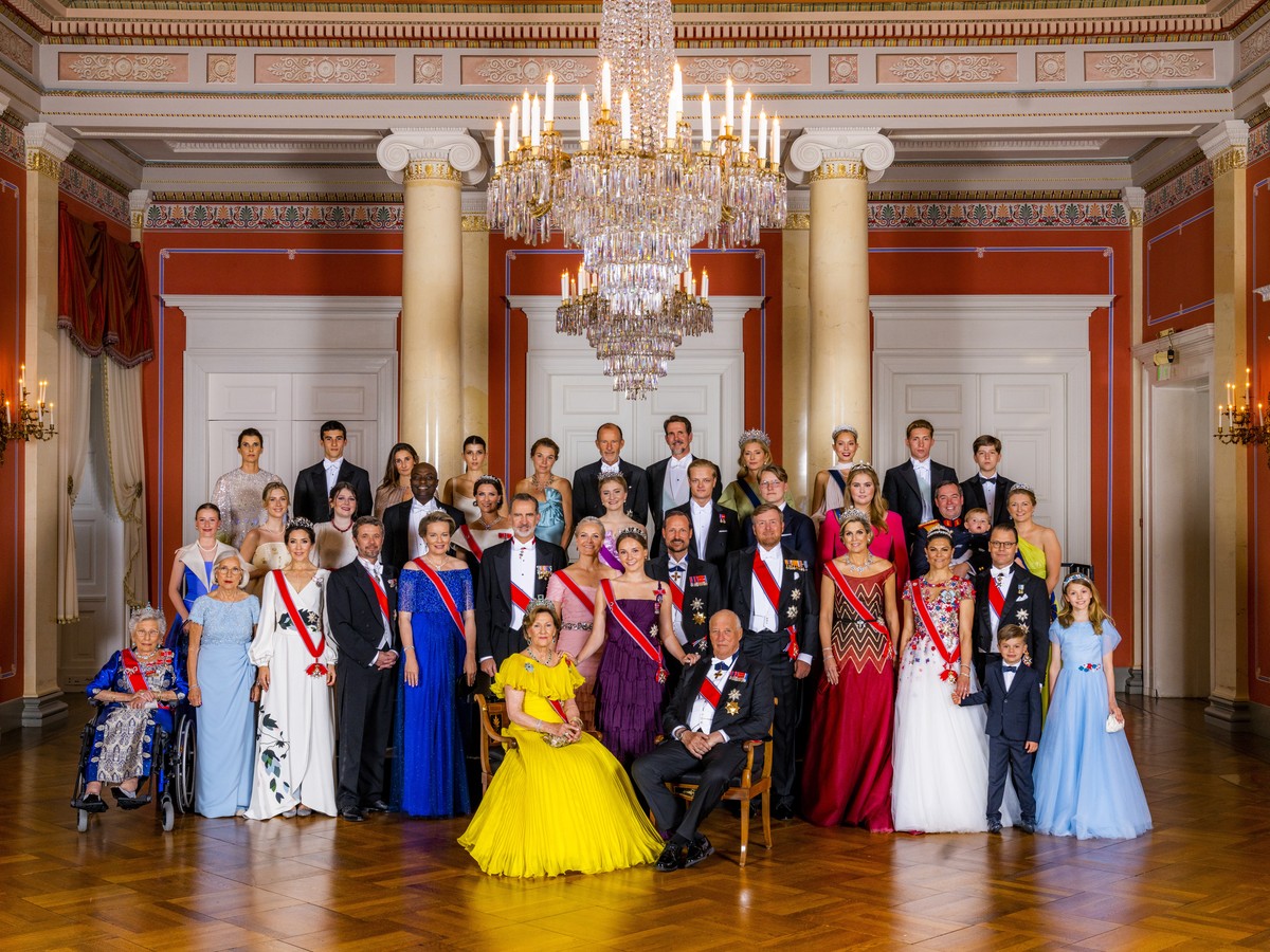 epa10018870 Norway's Princess Ingrid Alexandra (C) poses for a group photo at the small ballroom of the castle in Oslo, Norway, 17 June 2022, with (L-R) front: Queen Sonja and King Harald. First  ...