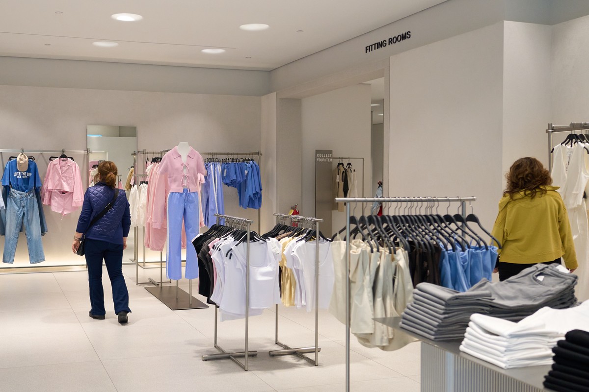 epa11970682 People shop at a clothing store in Los Angeles, California, USA, 17 March 2025. According to the advanced reading from the US Commerce Department, retail sales increased 0.2% on the month  ...