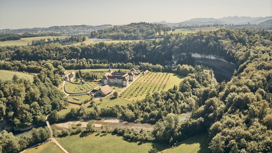 An aerial view of the abbey of Hauterive with the Sarine river around it. Rauszeit Wundersame Orte der Schweiz Spezielle Orte