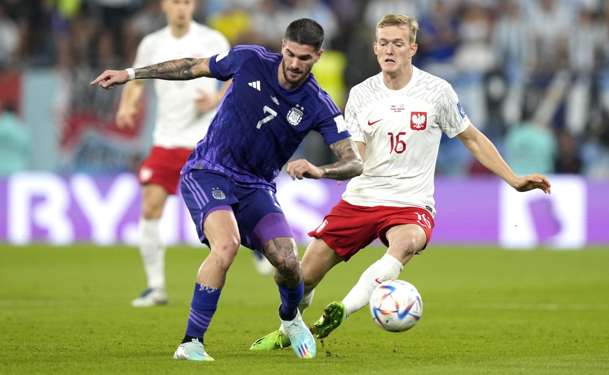 Poland's Karol Swiderski, right, challenges Argentina's Rodrigo De Paul during the World Cup group C soccer match between Poland and Argentina at the Stadium 974 in Doha, Qatar, Wednesday, N ...