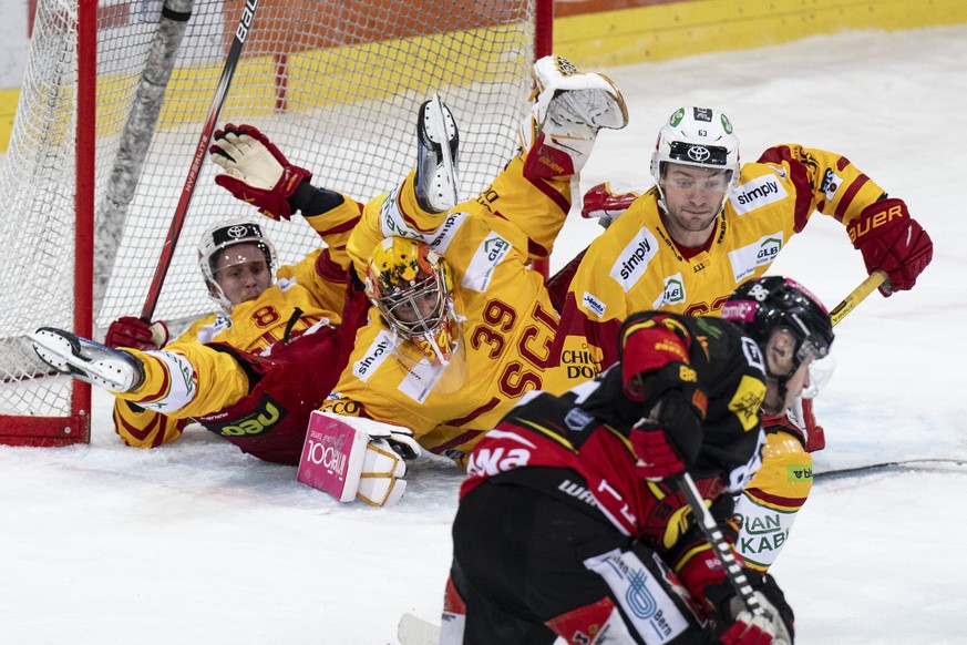 Langnaus Saku Maeenalanen, links, und Langnaus Torhueter Luca Boltshauser liegen im Tor im Eishockey Spiel der National League zwischen dem SC Bern und den SCL Tigers, am Dienstag, 2. Januar 2024, in  ...