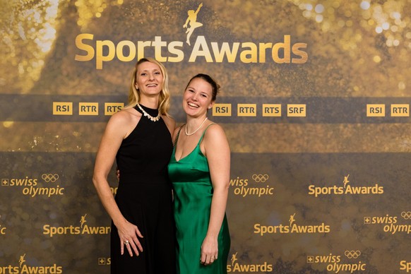 Die nominierte Trainerin des Jahres 2023 Claudine Mueller, Leichtathletik, links, und Kollegin Julia Moser posieren auf dem goldenen Teppich vor der Verleihung der Sports Awards 2023 am Sonntag, 10. D ...