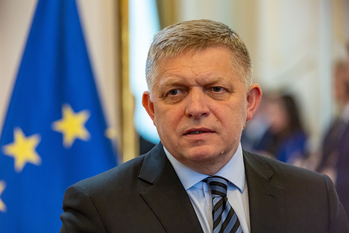 epa12060706 Slovak Prime Minister Robert Fico attends a joint press conference following a meeting with the Hungarian prime minister in Bratislava, Slovakia, 28 April 2025. EPA/MARTIN DIVISEK