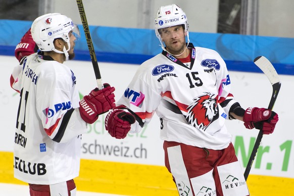 L?attaquant lausannois Dustin Jeffrey, droite, et l&#039;attaquant lausannois Yannick Herren, gauche, celebrent le premier but lors du premier tour de Coupe Suisse, Swiss Ice Hockey Cup, de hockey sur ...