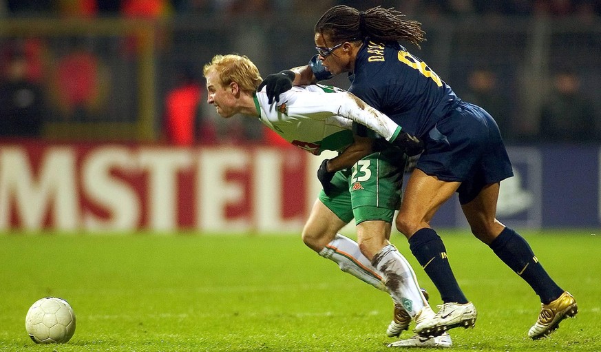 Bildnummer: 01336955 Datum: 24.11.2004 Copyright: imago/Baering
Edgar Davids (Inter, re.) foult Ludovic Magnin (Bremen); Vdig, quer, Zweikampf, Duell, Ball, Foul, Foulspiel, gefoult, halten, festhalte ...