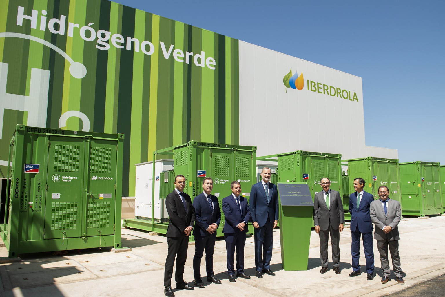 epa09944408 Spain&#039;s King Felipe VI (C); Spanish electricity company Iberdrola Chairman and CEO, Jose Ignacio Sanchez Galan (3-R), and Castilla La-Mancha&#039;s Regional President, Emiliano Garcia ...