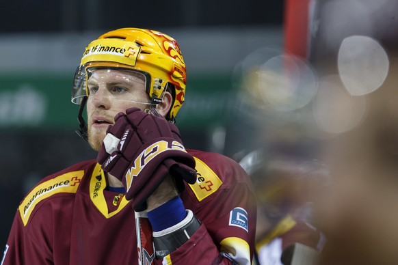 Geneve-Servette&#039;s center Tanner Richard looks on his teammates, during a National League regular season game of the Swiss Championship between Geneve-Servette HC and EHC Biel-Bienne, at the ice s ...