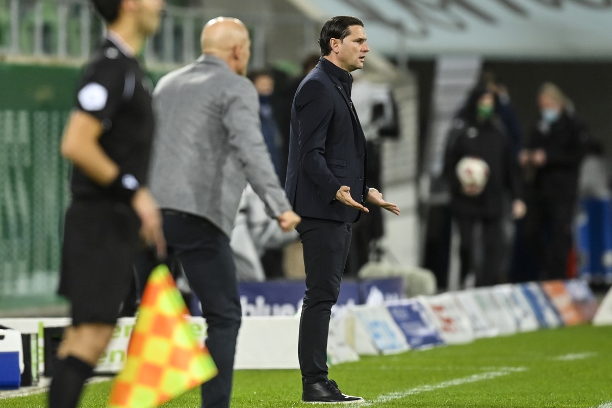 St. Gallens Trainer Peter Zeidler, links, und YB's Trainer Gerry Seoane, im Fussball Super League Spiel zwischen dem FC St. Gallen und den BSC Young Boys, am Dienstag, 22. Dezember 2020, im Kybun ...