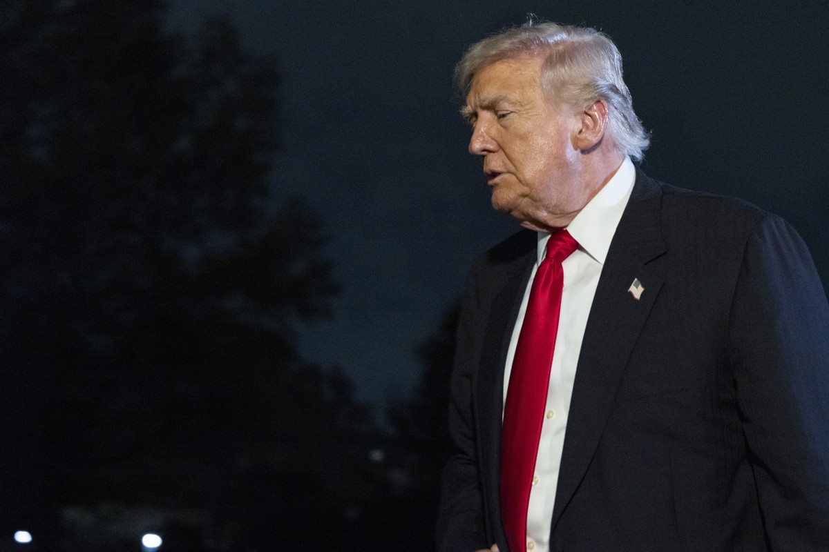 epa12515313 US President Donald Trump walks toward the residence after stepping off Marine One on the South Lawn of the White House in Washington, DC, USA, 09 November 2025. President Trump is returni ...