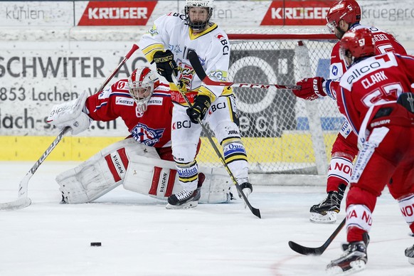 HC Ajoie Stuermer Steven Barras, Mitte, gegen Rapperswil-Jona Lakers Torhueter Melvin Nyffeler, links, waehrend dem fuenften Eishockey-Playoff-Finalspiel der National League B zwischen den Rapperswil- ...