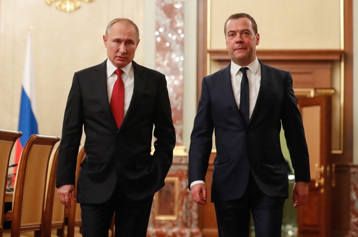 epa08130443 Russian President Vladimir Putin (L) and Russian Prime Minister Dmitry Medvedev (R) prior to a meeting with Cabinet members at the Government's headquarters in Moscow, Russia, 15 Janu ...