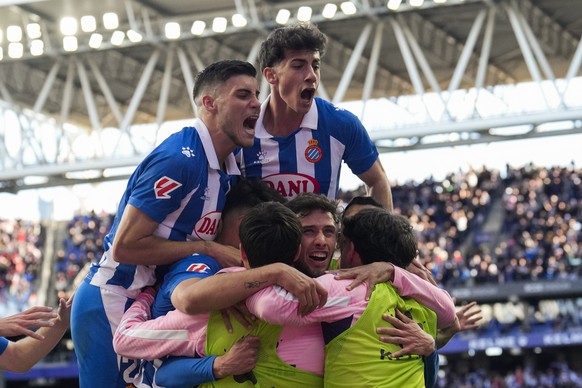 epa11997410 Espanyol&#039;s players celebrate the 1-1 equalizer goal during the LaLiga soccer match between RCD Espanyol and Atletico de Madrid in Cornella de Llobregat (Barcelona), Spain, 29 March 20 ...
