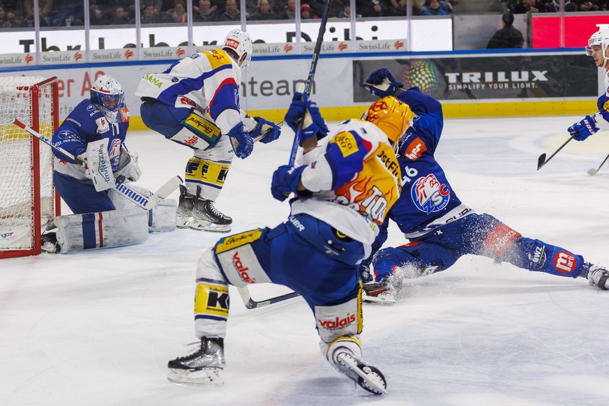 ZSC Lions Torhueter Simon Hrubec blockt den Schuss von EHC Kloten PostFinance Top Scorer Jonathan Ang waehrend dem Eishockey-Meisterschaftsspiel der National League zwischen den ZSC Lions und dem EHC  ...