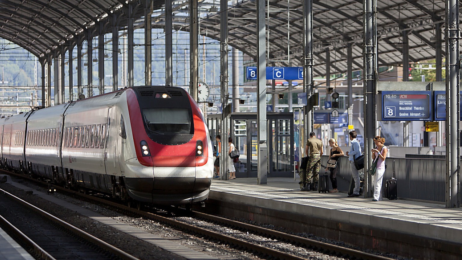 Zug im Bahnhof Olten. (Archivbild)