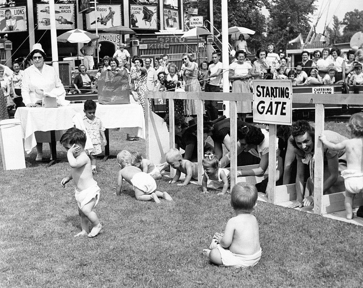 Des bébés sur le gazon durant la course de bébés, ou 'Diaper Derby', sont encouragés par leurs mères restées dans les starting-blocks, à Palisades Park, New Jersey, NJ. (Photo by Keystone-Fr ...