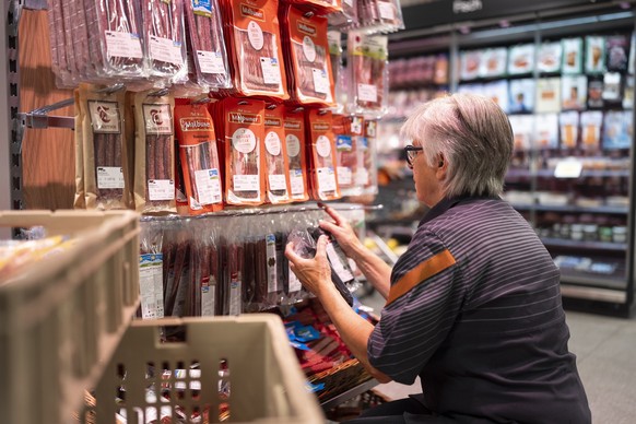 Eine Migros-Angestellte füllt die Regale mit Fleischprodukten, fotografiert am Mittwoch 23. Juli 2025 im Appenzell. (KEYSTONE/Gaetan Bally)