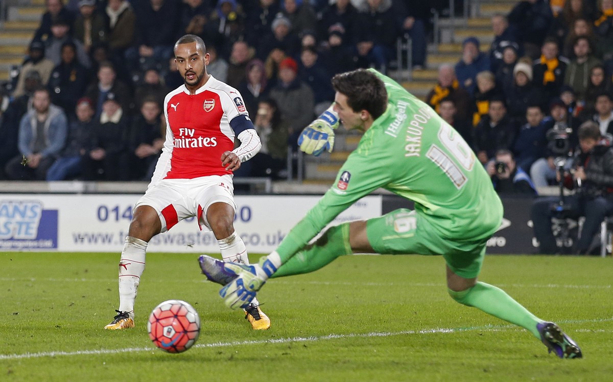 Theo Walcott schaut, wie sich Eldin Jakupic vergebens streckt.